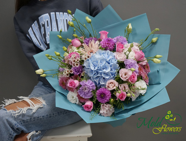 Bouquet with blue hydrangea and roses ''Gentle Dream'' photo